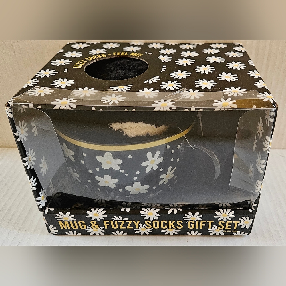 MUG & FUZZY SOCKS GIFT SET - Picture 2 of 8